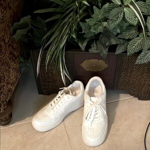 Wild Fable White Ladies Canvas Sneakers Like New lace up SZ 7 Thick durable Sole